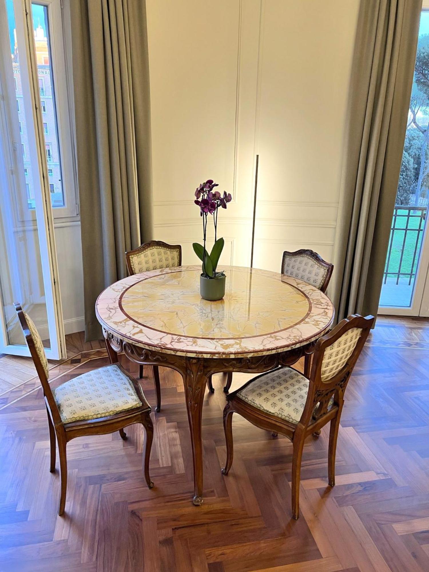 Apartment Elegance And Style In The Heart Of Rom